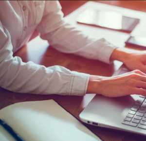 Personas usando un computador, aludiendo a nuestro conversatorio abierto y en línea de Liderarmujer Latam.