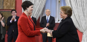 La primera ministra del Ministerio de la Mujer y la Equidad de Género, Clauda Pascual. Junto a la en ese entonces Presidenta de la República de Chile Michelle Bahcelet.