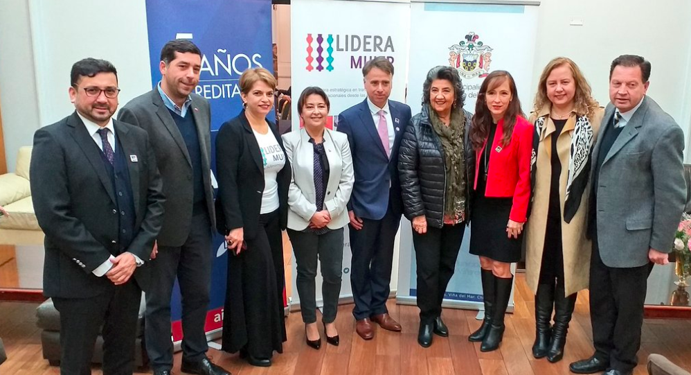 Equipo de lidera con autoridades que participaron en la charla para AIEP