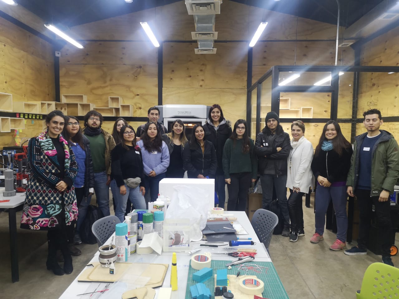 grupo de alumnos y alumnas usach en workshop