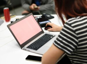 Mujer trabajando con su computador. Que pretende simbolizar a una trabajadora de una organización, a propósito de las organizaciones TEAL.