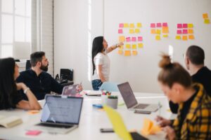 Equipo de trabajo en reunión. Para apelar que la norma NCh 3262 se puede aplicar a los grupos de trabajo en cada organización.