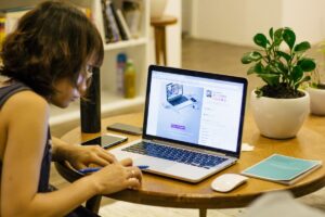 Mujeres frente al computador. Aludiendo al trabajo en línea que debemos hacer en tiempos de crisis.