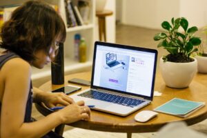 Mujeres frente al computador. Aludiendo al trabajo en línea que debemos hacer en tiempos de crisis.