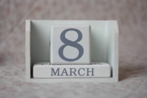 Calendario que muestra el día 8 de marzo. Fecha a la que apunta nuestra nuestra guía sobre cómo conmemorar el 8M