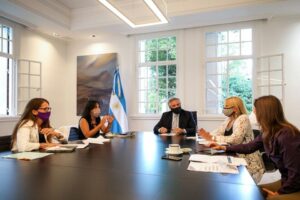 Foto que compartió el presidente de Argentina, Alberto Fernández (a través de Twitter), que lo muestra a él junto a autoridades mujeres en una reunión. El tuit lo compartió para anunciar la creación del Consejo Federal para el Abordaje de Femicidios, Travesticidios y Transfemicidios