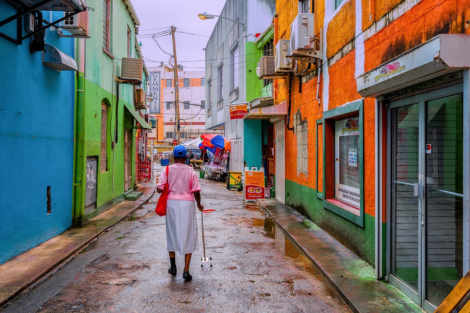 Mujer en un escenario que podría ser Latinoamerica o el Caribe, para aludir al Día de la Mujer de las Américas