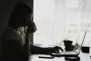 Mujer trabajando con su computador. Aluediendo a la baja de mujeres en la fuerza laboral, en América del Sur y el Caribe, según datos de la CEPAL