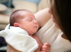 Imagen genérica de una mujer con un bebé para hacer alusión al día de la madre