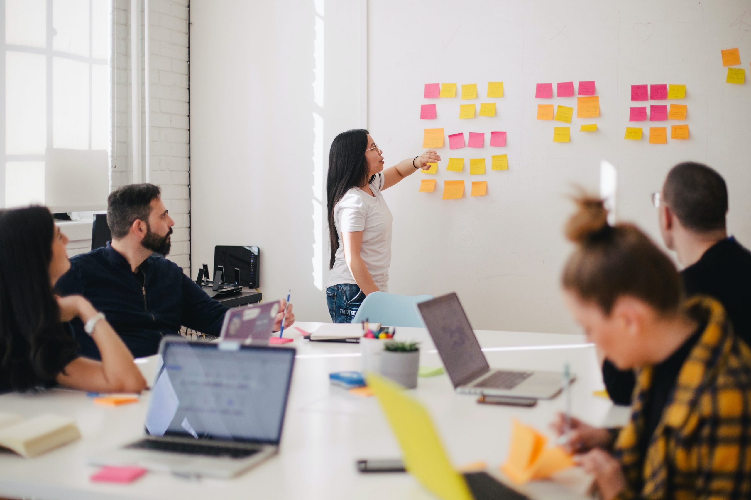 Imagen de un equipo trabajando, en alusión a la Oferta de Workshops para junio de Lidera Mujer.