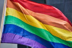 Bandera LGBT+ para ejemplificar el Día contra la Homofobia, Transfobia y Bifobia