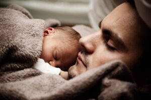 Imagen genérica de un hombre con un bebé para aludir al Día del Padre