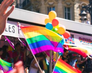 Bandera del colectivo LGBTIQA+ para aludir al Día del Orgullo