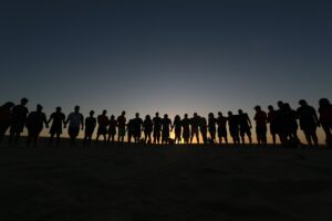 Imagen genérica de la sombra de jóvenes para aludir al Día de Internacional de la Juventud