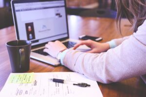 Imagen genérica de una mujer trabajando en un notebook para representar la oferta de Workshops para septiembre