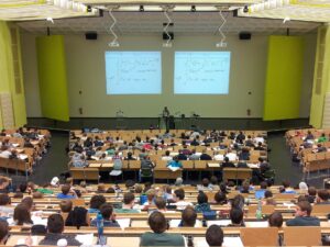 Imagen de estudiantes en una clase universitaria para aludir a la ley sobre acoso, violencia y discriminación de género en la educación superior