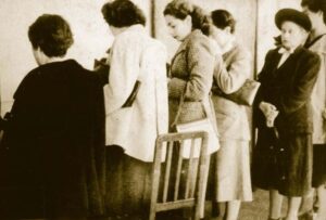 Imagen de mujeres chilenas en la primera votación a partir de la firma del voto femenino en Chile.