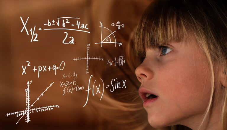 Perfil de una niña mirando hacia diversas ecuaciones matemáticas para aludir al Día Internacional de las Mujeres Matemáticas.