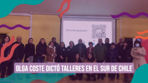 Banner para los talleres que dictó Olga Coste en el sur de Chile. Aparece un foto con nuestra coach junto a las y los participantes de uno de estos talleres.