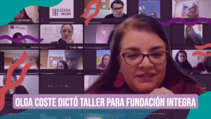 Banner: Aparece una foto de fondo con las y los participantes del taller sobre empoderamiento femenino y encima una foto de Olga Coste.